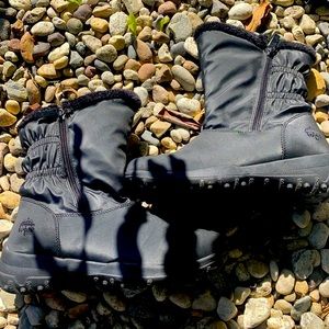 Totes boots only worn once